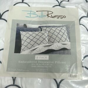 NEW Bella Russo Decorative Pillows 2 PC 18”x18” White/Navy Scallop Embroidery